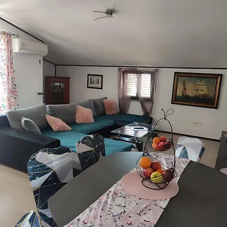 Suzana 1608 Póla